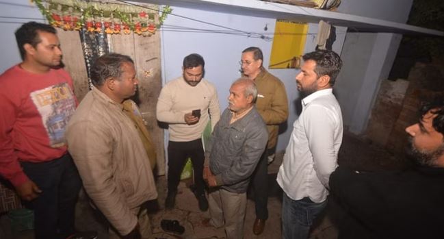 संसद की सुरक्षा में सेंध लगाने वाले सागर शर्मा के घर पहुंची दिल्ली पुलिस, परिजनों से कर रही पूछताछ