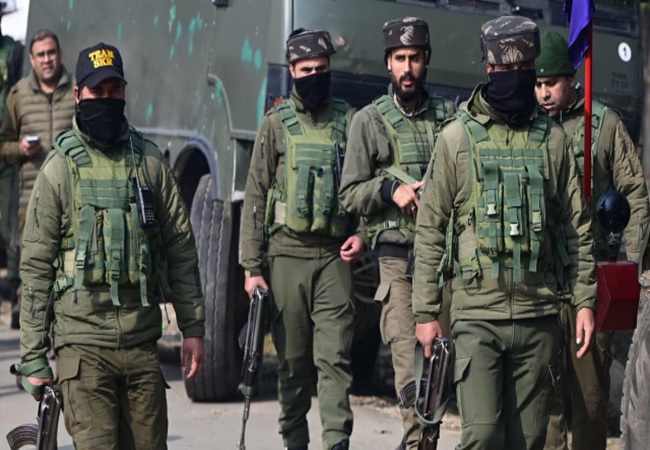 जम्मू-कश्मीर में सुरक्षाबलों ने पुलवामा में लश्कर-ए-तैयबा आतंकी को किया ढेर, कुपवाड़ा में 2 गिरफ्तार