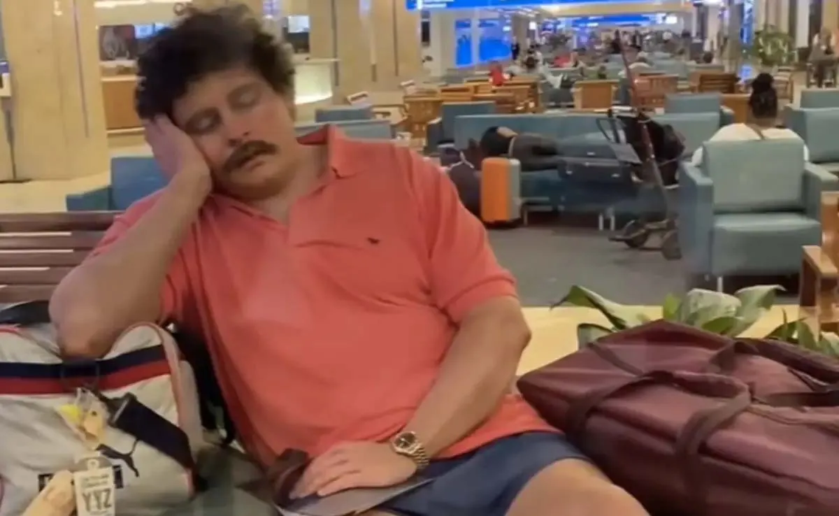 Shocking Video: 40 साल से एयरपोर्ट पर सो रहा है यह शख्स, सच्चाई जान उड़ जाएंगे आपके होश