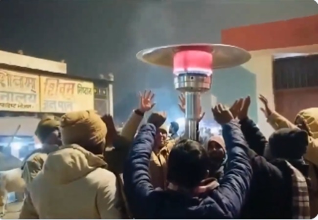 Ayodhya Infrared Outdoor Heaters : अयोध्या में ठंड से बचाव के लिए लगाए गए खास तरीके के आउटडोर हीटर, देखें वीडियो