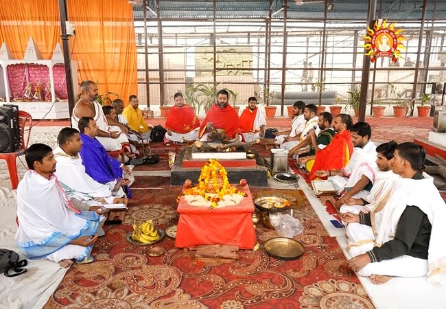 Ayodhya Ram Mandir : राम जन्मभूमि मंदिर परिसर में यजुर्वेद का पाठ शुरू, बुलाए गए 101 वेद पाठी