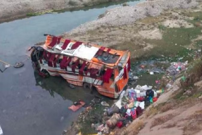 Bahraich News : काठमांडू जा रही बस राप्ती नदी में गिरी, हादसे में 12 की मौत, दो भारतीय भी शामिल