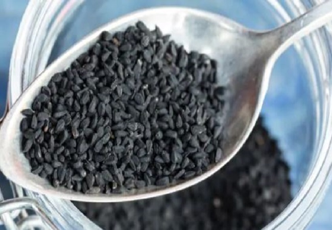 Benefits of Kalonji: भरवां सब्जी और अचार में इस्तेमाल होने वाले इस मसालें में छिपे हैं सेहत के गुण