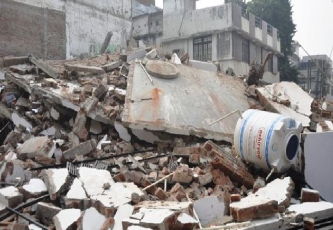 Lucknow breaking news: लखनऊ के आर्यनगर में निर्माणाधीन इमारत गिरने से बड़ा हादसा, मची अफरा तफरी