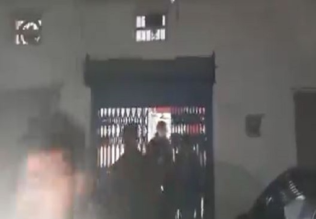 Video: लखनऊ की CBI टीम ने बड़ौदा यूपी बैंक के मैनेजर और चपरासी को फिल्मी अंदाज में किया गिरफ्तार