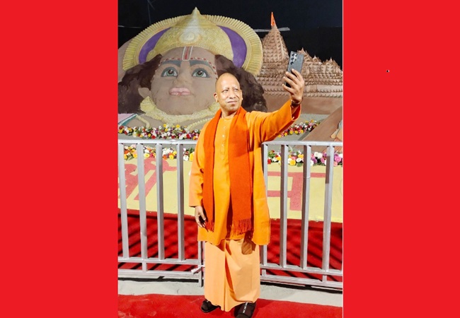 Ayodhya: CM योगी ने राम कथा पार्क में बनी भगवान राम और राम मंदिर की रेत की मूर्ति के साथ ली सेल्फी, वायरल हो रही है फोटो
