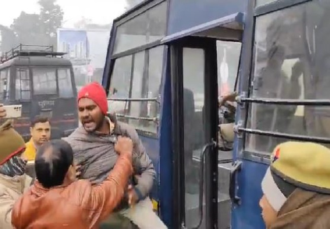 Lucknow News: 6800 पदों पर भर्ती को लेकर अभ्यर्थियों का मुख्यमंत्री आवास पर प्रदर्शन, पुलिस ने किया हल्का बल प्रयोग, सभी हिरासत में