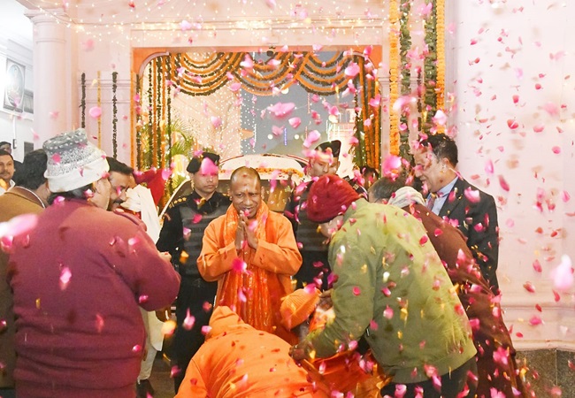 Grand welcome to CM Yogi: प्राण प्रतिष्ठा के बाद गोरखपुर पहुंचे CM योगी आदित्यनाथ, लोगों ने फूलों की बारिश और ढ़ोल नगाड़े के साथ किया भव्य स्वागत