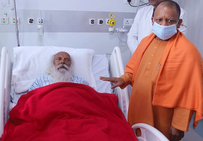 Lucknow News: CM योगी ने हॉस्पिटल में भर्ती दिगंबर अखाड़ा के महंत सुरेश दास महाराज से की मुलाकात, पूछा हालचाल