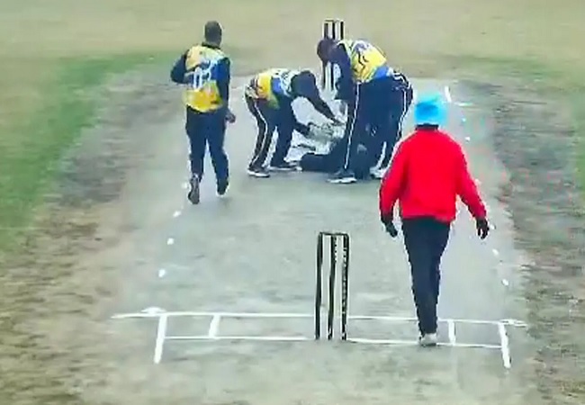 Video: नोएडा में क्रिकेट खेलते समय पिच पर गिरा युवक, हार्ट अटैक से मौत