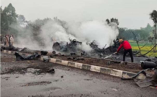 Gonda News : रसोई सिलेंडर लदे ट्रक में आग लगने से लगातार हो रहे हैं धमाके,गोंडा व बहराइच हाइवे किया गया बंद