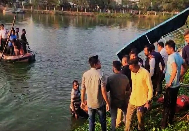 Breaking News : गुजरात के वडोदरा में छात्रों से भरी नाव झील में पलटी, दो शिक्षक समेत नौ बच्चों की मौत,करीब 27 लोग थे सवार