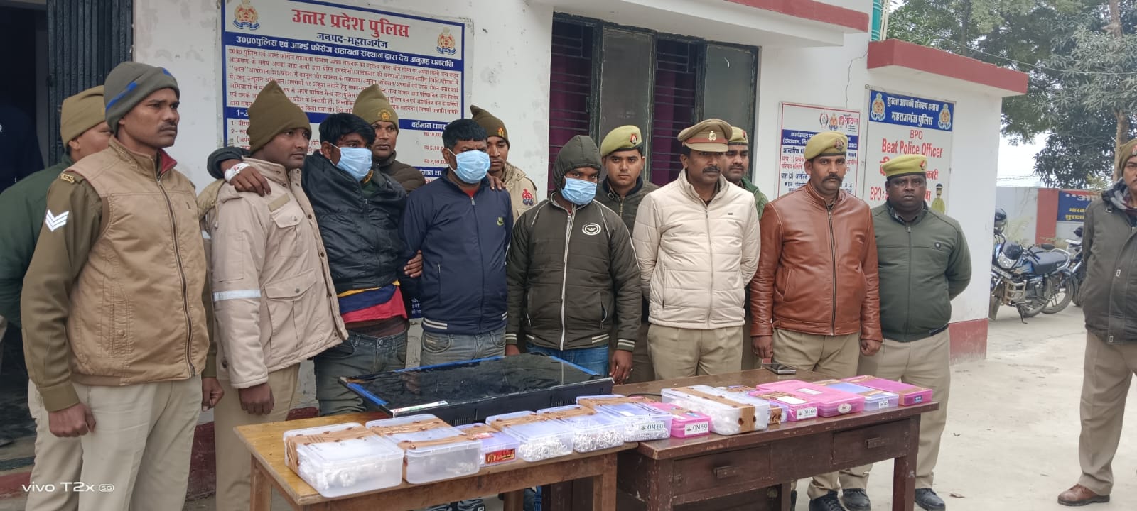 सिद्धार्थनगर के ज्वेलरी की दुकान में हुए लूट के अभियुक्तों के साथ महराजगंज पुलिस का मुठभेड़,सामान के साथ गिरफ्तार