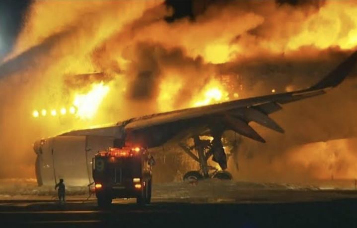 Japan : टोक्यो हनेडा हवाई अड्डे रनवे पर विमान में लगी आग, बड़ा हादसा टला