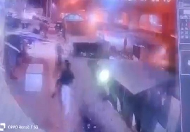 Live video of death: दिल्ली में बेखौफ बदमाशों ने युवक पर एक के बाद एक चाकू से वार कर उतारा मौत के घाट, इलाके में फैली सनसनी