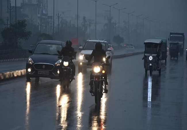 Lucknow Rain : लखनऊ में दोपहर बाद शुरू हुई तेज बारिश से तापमान लुढ़का, दिन में छाया अंधेरा,लाइट जलाकर निकले वाहन चालक