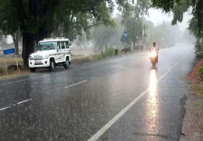 Lucknow rain: लखनऊ में हुई बारिश ने गिराया पारा, ठंड से ठिठुरे लोग, मौसम विभाग ने जारी किया अलर्ट