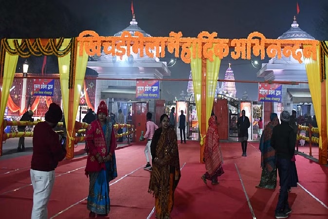 Makar Sankranti 2024 : अमृत योग में गुरु गोरखनाथ मंदिर पहुंचकर बाबा गोरक्षनाथ को खिचड़ी चढ़ाएंगे श्रद्धालु, ऐसे दें सूर्य को अर्घ्य