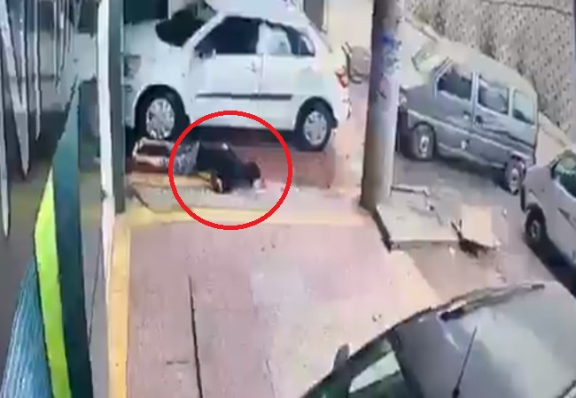 Watch Live Video of Death: कार को साफ करते करते अचानक मुंह के बल जमीन पर गिरा व्यक्ति, हार्ट अटैक से मौत