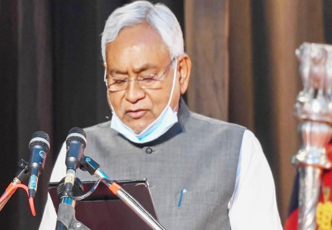 Bihar Politics : आज शाम 4 बजे नीतिश कुमार फिर से ले सकते हैं सीएम पद की शपथ, जीतनराम मांझी ने सौंपा समर्थन पत्र