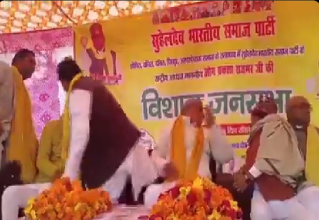 Video: सीतापुर में सुभासपा पार्टी की जनसभा के दौरान टूटा मंच, बाल बाल बचे ओमप्रकाश राजभर