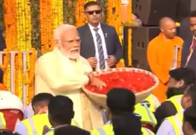Ayodhya: PM मोदी ने राम मंदिर निर्माण में लगे श्रमिकों पर की फूलों की बारिश