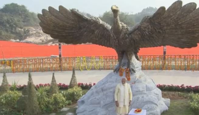 Pm Modi Ram Mandir Ayodhya : पीएम मोदी ने जटायु की मूर्ति पर अर्पित किए पुष्प, कुबेर टीला स्थित शिव मंदिर में की पूजा-अर्चना