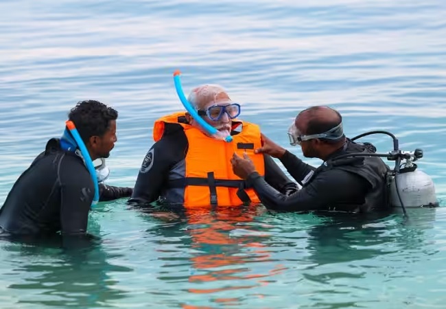 PM Lakshadweep Visits : लक्षद्वीप दौरे पीएम मोदी ने समुद्र में लगाई डुबकी, देखें बीच की दिलचस्प तस्वीरें