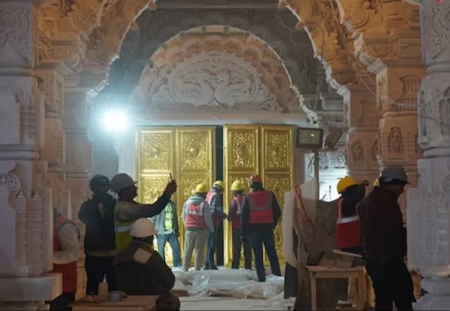 Ram Mandir Golden Gate : राम मंदिर के गर्भगृह का स्वर्ण द्वार लगकर तैयार, सामने आयीं मनमोहक तस्वीरें