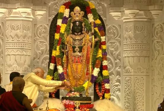 Ram Mandir Ayodhya: रामलला राम मंदिर के गर्भगृह में विराजमान , विधिवत पूजन कर PM मोदी ने पांव छूकर लिया आशीर्वाद