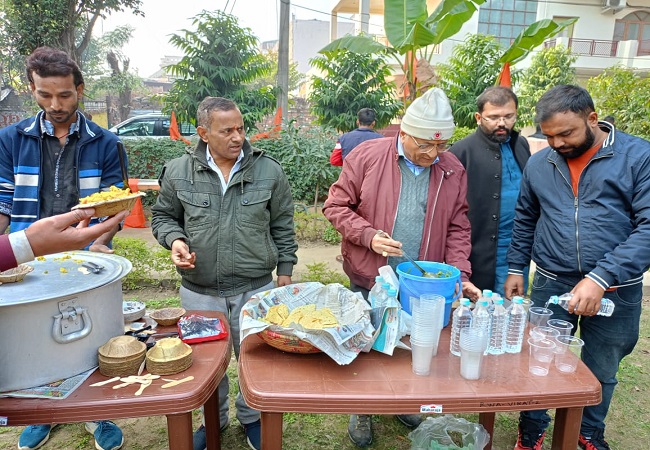 मकर संक्रांति महापर्व पर संघ स्थान विराट शाखा-2 शीतल वाटिका पार्क में सामूहिक तहरी भोज का आयोजन