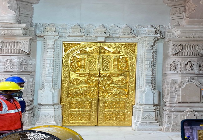 राम मंदिर में लगे दरवाजे की स्वर्णिम तस्वीर आई सामने, 3 दिन में लगेंगे 13 और दरवाजे