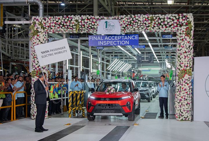 Tata Sanand Plant : टाटा ने शुरू किया साणंद प्लांट में इलेक्ट्रिक कारों का उत्पादन , हर साल 3 लाख नई गाड़ियां तैयार होंगी
