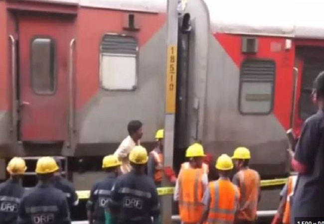 Train Accident: तेलंगाना के नामपल्ली रेलवे स्टेशन पर चारमीनार एक्सप्रेस के तीन डिब्बे पटरी से उतरे