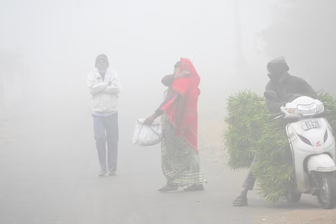 UP Weather : घने कोहरे में लिपटा यूपी, पछुआ हवा ने बढ़ाई गलन और भी लुढ़केगा पारा