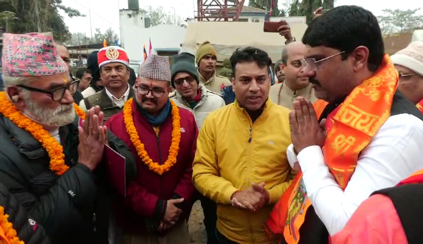 नेपाल के मेहमानों का सोनौली सीमा पर विधायक ने किया स्वागत