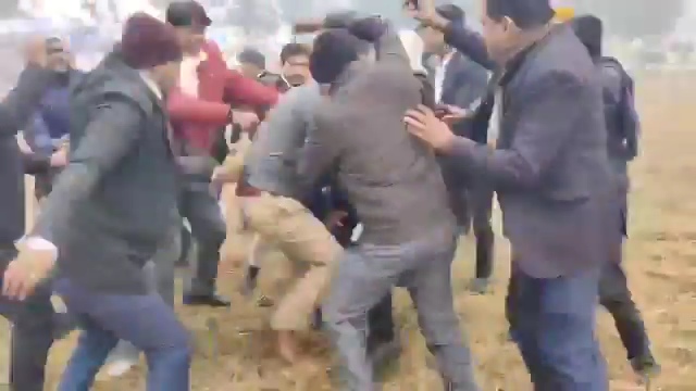 वीडियो:वकीलों ने दारोगा को दौड़ा-दौड़ा कर पीटा, महराजगंज एसपी आफिस के सामने ही कूट दिया
