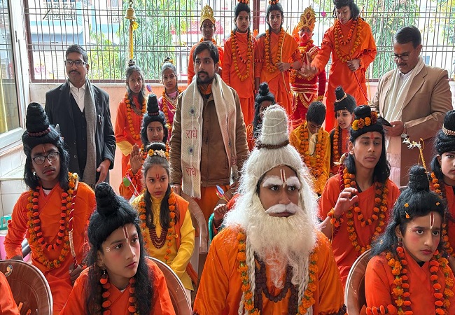 लखनऊ पूरब भाग के संत रविदास नगर से विश्वामित्र मुनि के साथ प्रभुश्री राम चारों भाईयों की झांकी निकली, फिर बड़ी शोभायात्रा में हुई परिवर्तित