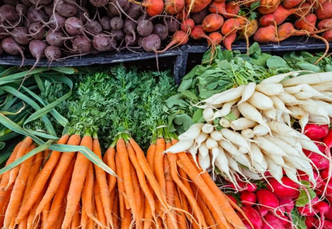 Amazing benefits of eating vegetables raw: ठंड के मौसम में इन सब्जियों को कच्चा खाने से होते हैं गजब के फायदे