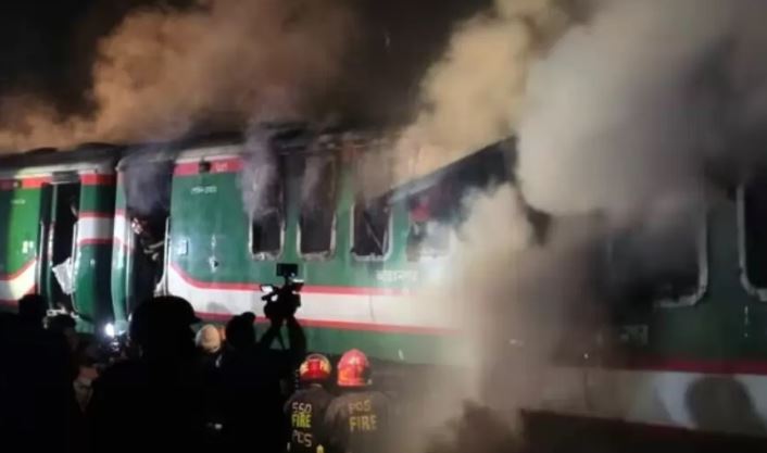 Burning Train In Bangladesh : बांग्लादेश में बर्निंग ट्रेन में से 5 लोगों की मौत , कई घायल हुए