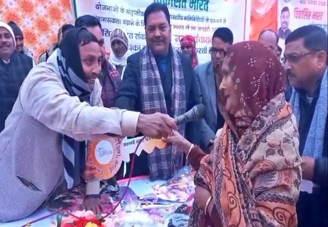 Video Viral : पीएम आवास योजना की चाबी देकर बदायूं में भाजपा सांसद धर्मेंद्र कश्यप ने पूछा- पैसे तो नहीं दिए किसी को, महिला ने खोल दी घूसखोरी की पोल