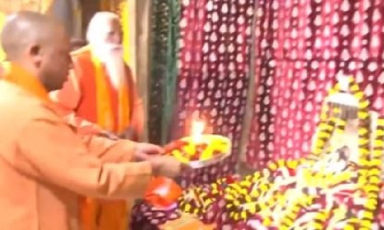 CM Yogi in Ayodhya: अयोध्या पहुंचे सीएम योगी आदित्यनाथ, हनुमानगढ़ी में दर्शन कर रामलला की उतारी आरती