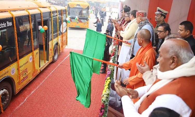 अयोध्या में ई-बसों एवं ई-ऑटो को सीएम योगी ने दिखाई हरी झंडी, कहा-श्रद्धालुओं एवं आमजनों को मिलेगी सुविधा