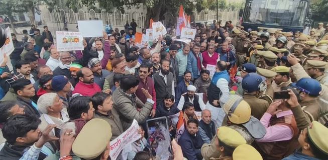 आईआईटी बीएचयू की पीड़ित छात्रा के न्याय के लिए कांग्रेस का विरोध प्रदर्शन, चप्पे-चप्पे पर पुलिस फोर्स तैनात