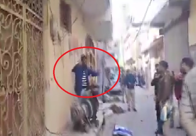viral video: पुलिस को देख बदमाश ने शुरु कर दिया हाई वोल्टेज ड्रामा, फिल्मी अंदाज में अपनी ही कनपटी पर तमंचा तान देने लगा धमकी और फिर…