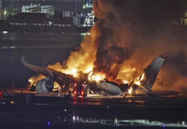 जापान के करिश्मे से दुनिया हैरान, जलते विमान से 379 लोगों को सुरक्षित बाहर निकाला