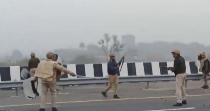 UP News: मैनपुरी में पुलिस और ट्रक ड्राइवरों के बीच झड़प, पुलिस ने आंसू गैस के गोले दागे