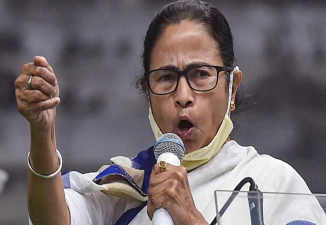 Mamata Banerjee’s car accident: पश्चिम बंगाल की मुख्यमंत्री ममता बनर्जी की कार का एक्सीडेंट, सिर में आई चोट
