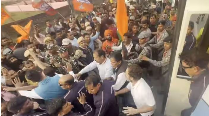 Bharat Jodo Nyay Yatra: जब भाजपा का झंडा लेकर राहुल गांधी के पास पहुंचे लोग, बस से उतरे सांसद