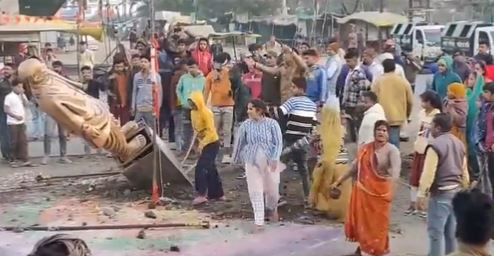 Madhya Pradesh News: सरदार पटेल की मूर्ति गिराया और तोड़तोड़ की, दो पक्षों में जमकर हुआ बवाल, पुलिस ने संभाला मोर्चा